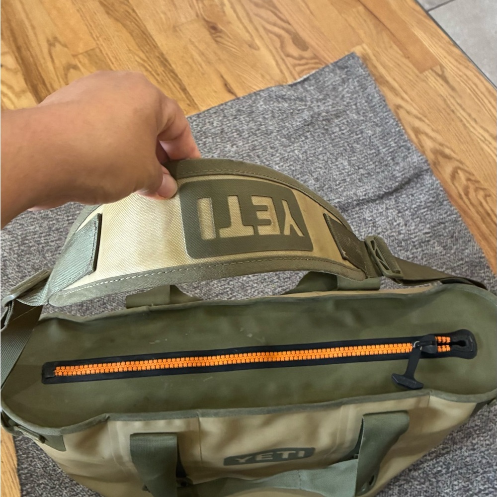 YETI Tan & Olive Ranger cooler Bag - Durable Men's Carryall - Picture 12 of 13